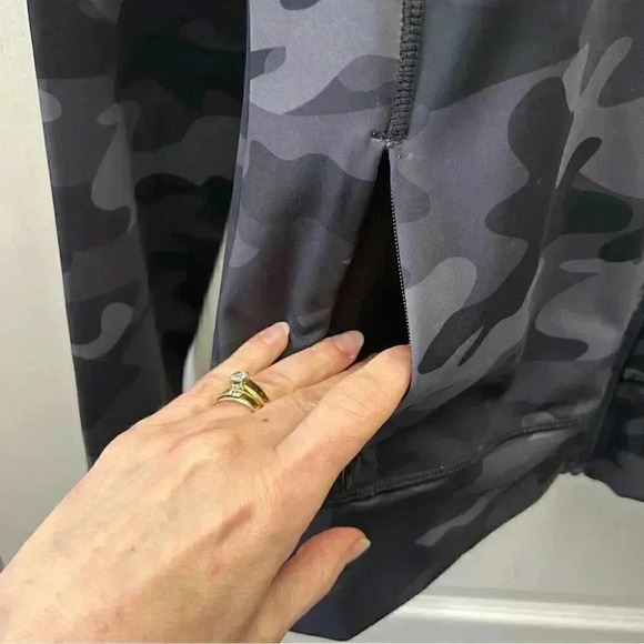 Lolë Active Yoga Workout Zip Up Gym Track Jacket Black Grey Camo Print Small NWT - Picture 6 of 14